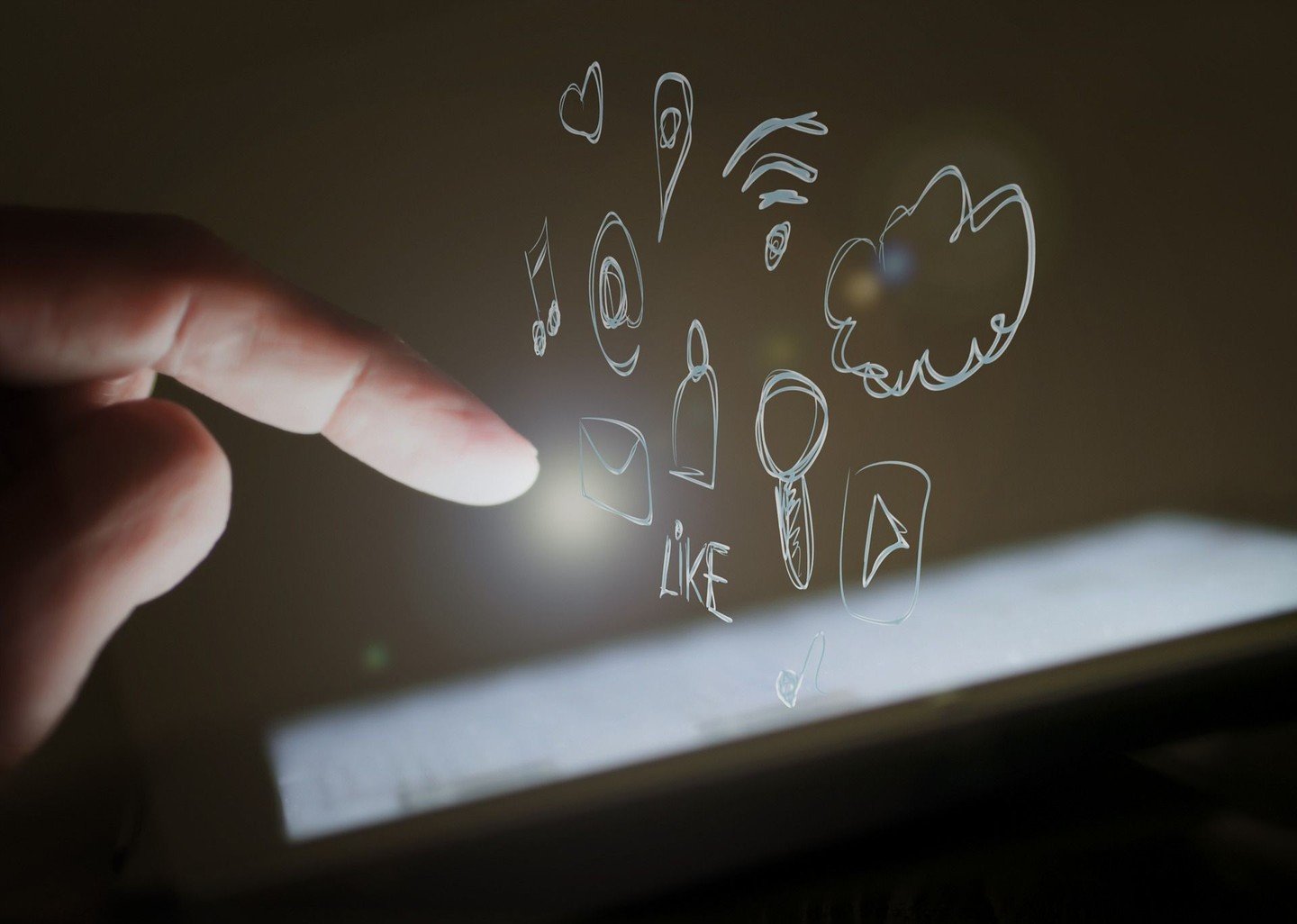 Finger tippt auf Tablet, aktiviert digitale Kommunikations-Icons.