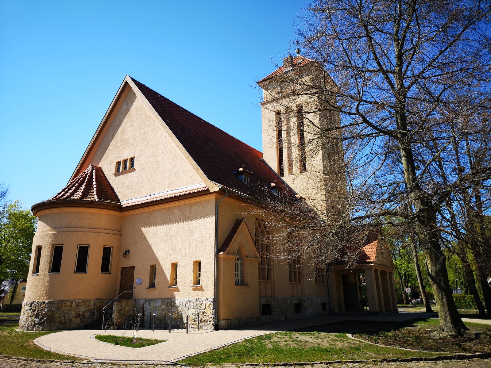 Historische, verputzte Kirche mit markantem quadratischem Glockenturm.