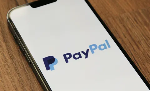 PayPal-Logo auf Smartphone-Bildschirm für Online-Spenden.
