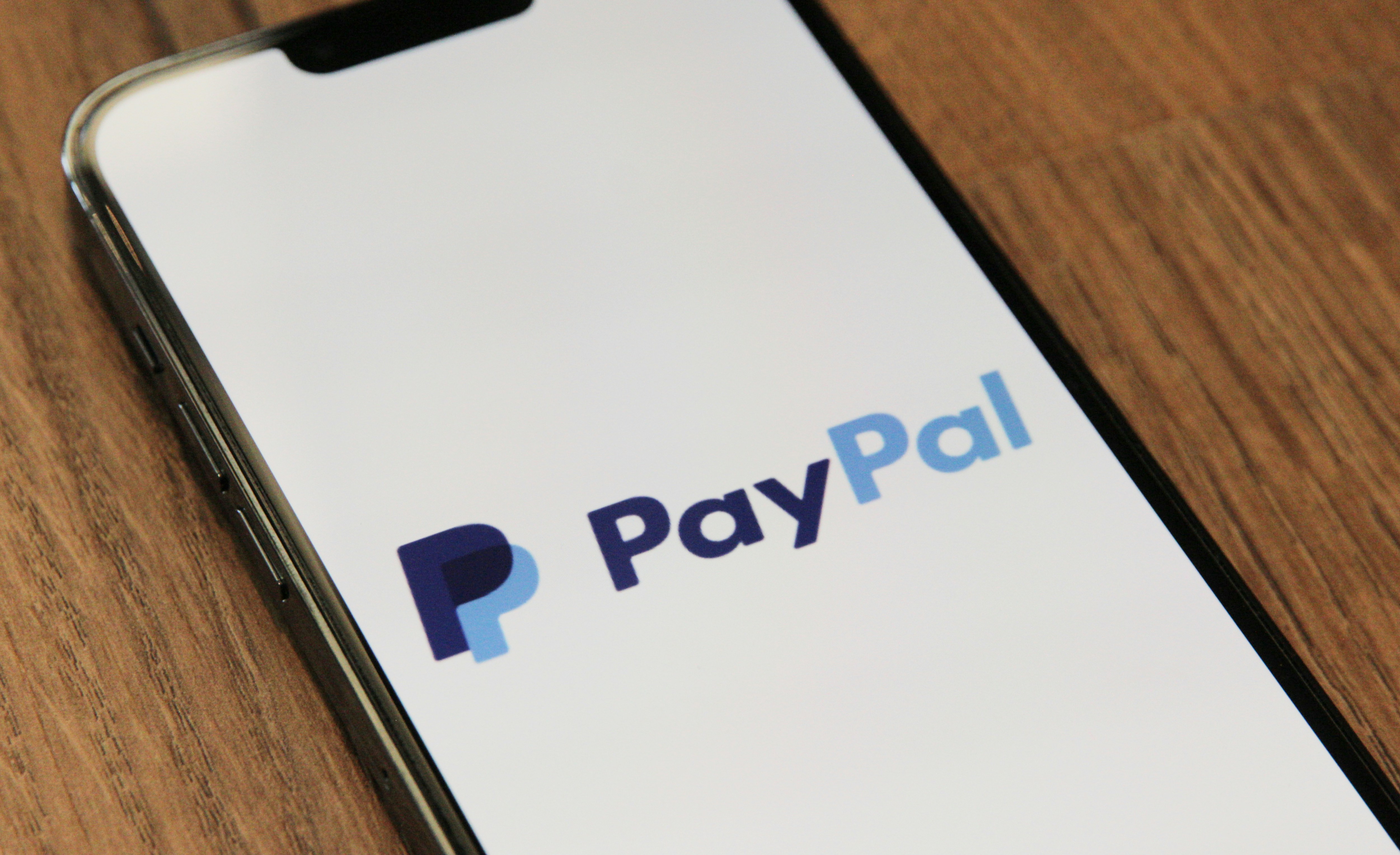 PayPal-Logo auf Smartphone-Bildschirm für Online-Spenden.