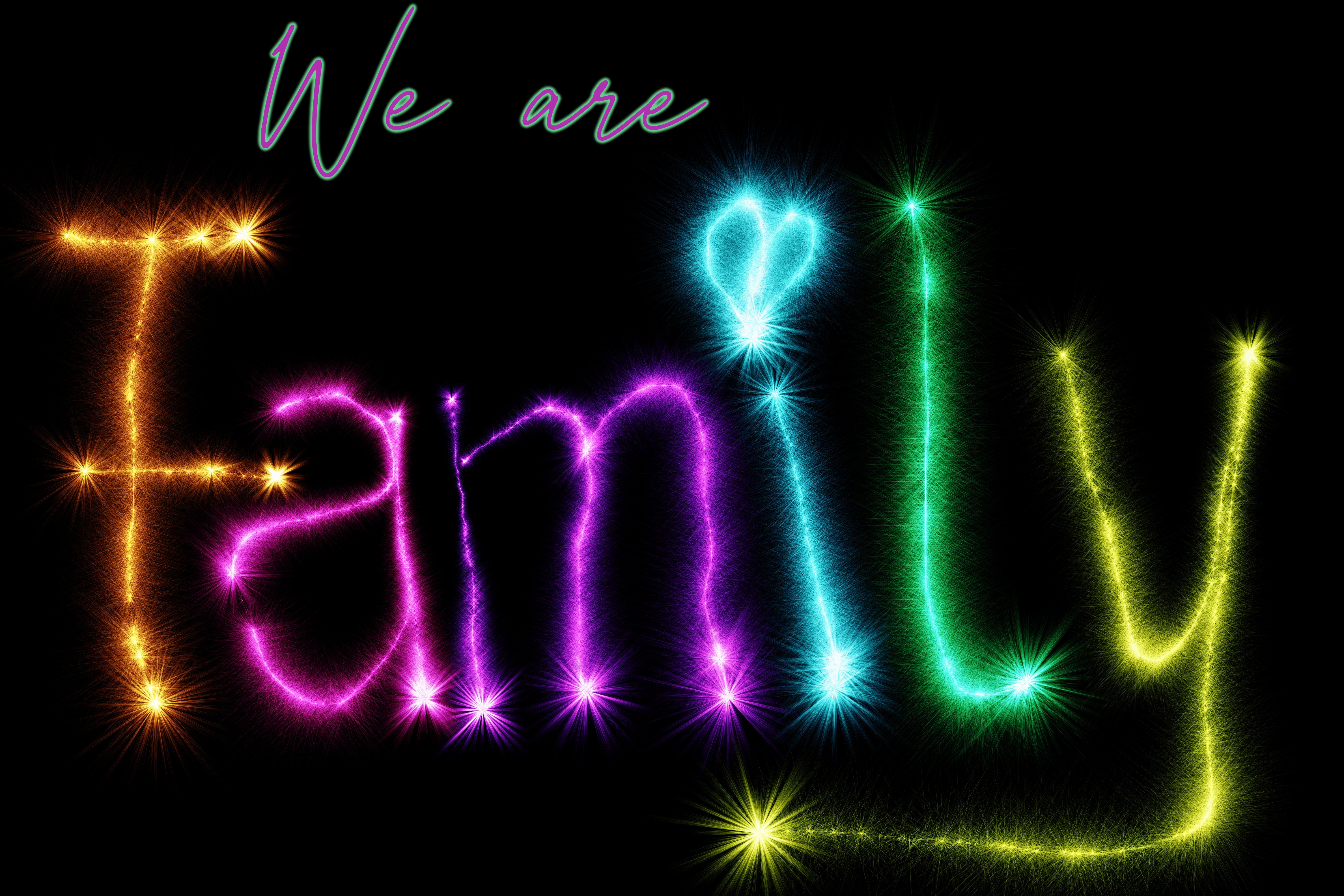Das Wort „Family“ in bunter Wunderkerzen-Schrift auf Schwarz.